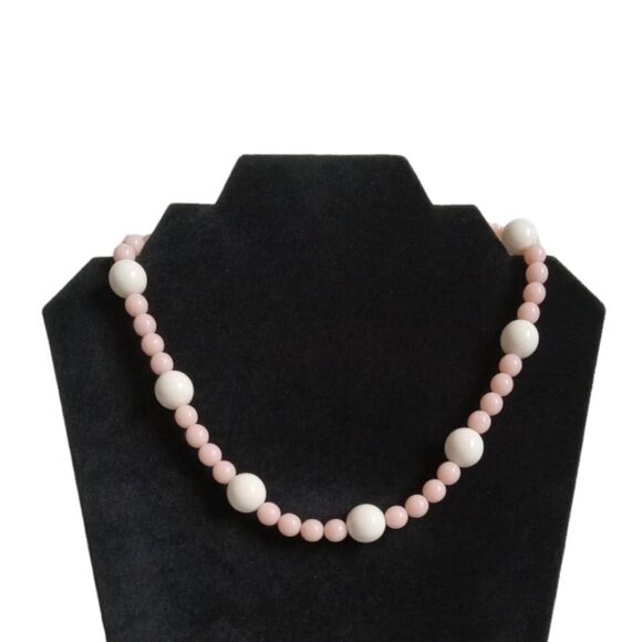 Vintage Trifari Crown Signed Pink & White Beaded Lightweight Fashion Necklace - Picture 1 of 9